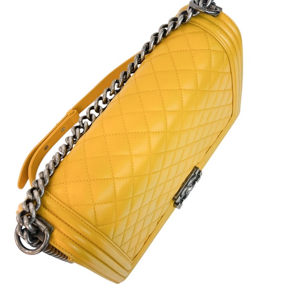 Chanel   Quilted New Medium Boy Flap Bag in yellow - Picture 5 of 16